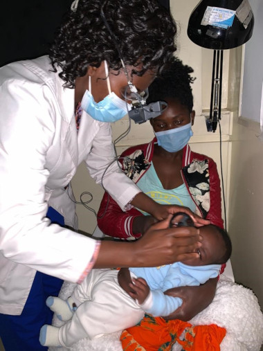 Untersuchung in der Augenklinik (Dr. Njambi)